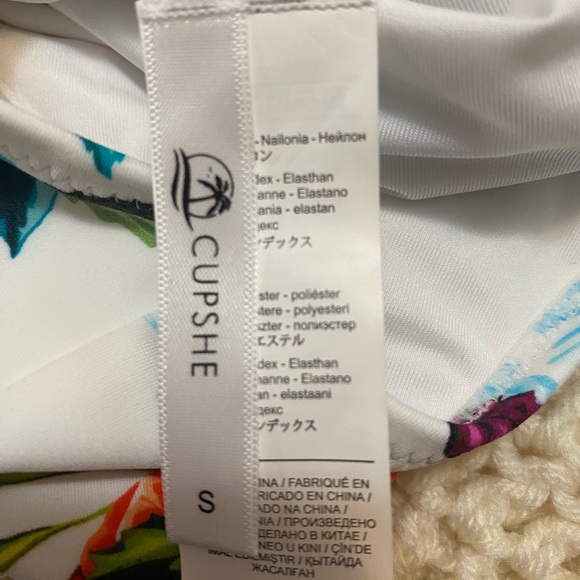 Capushe Swimsuit - Picture 2 of 10